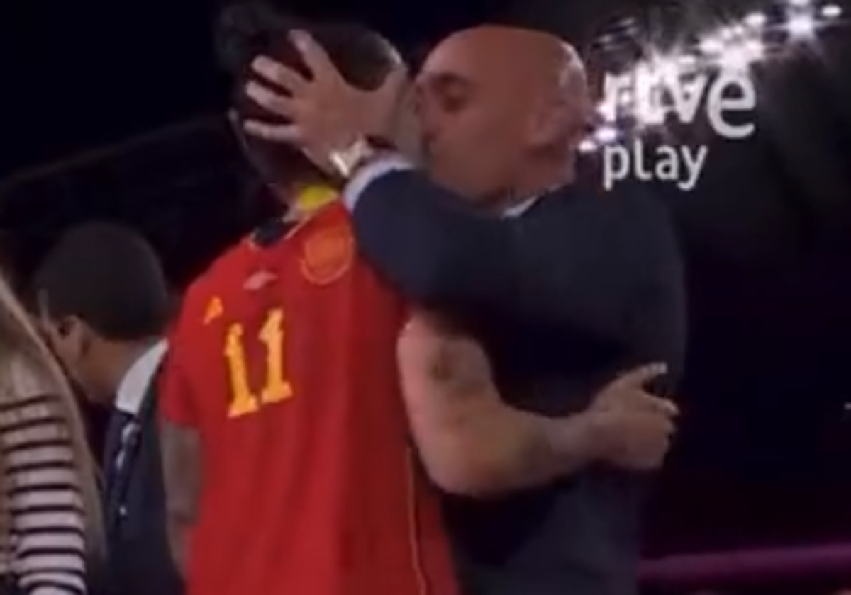 Rubiales dio un beso no consentido a Hermoso.