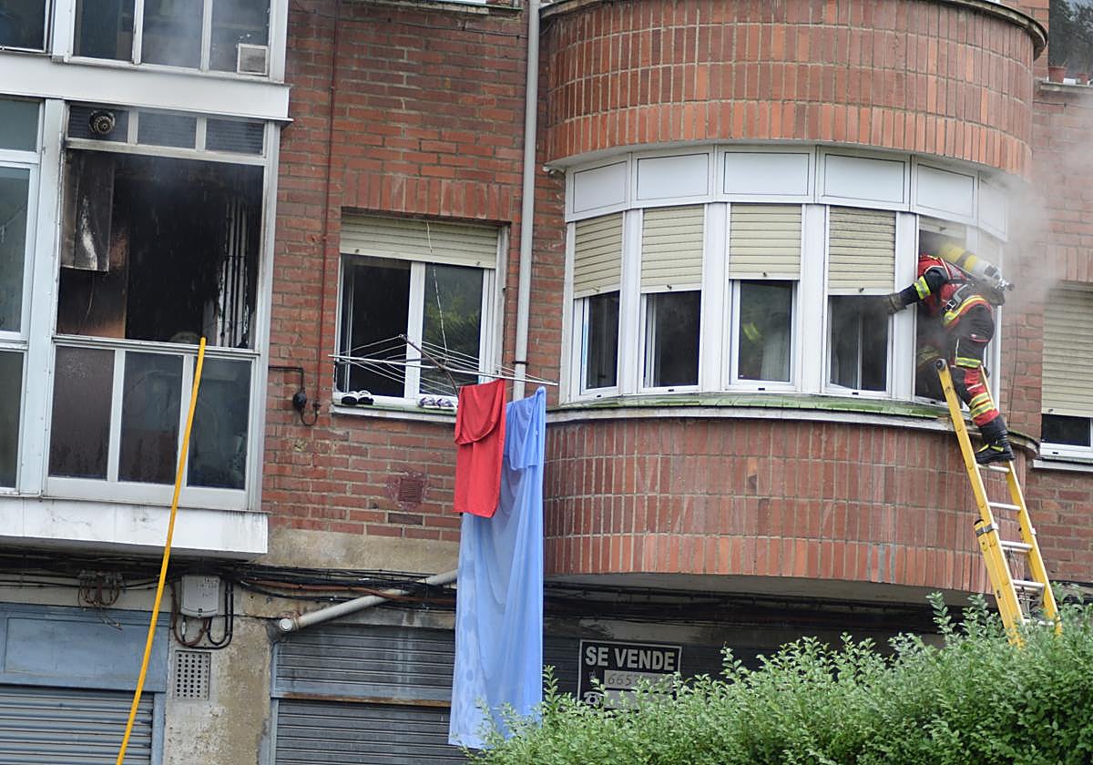 Un intoxicado por inhalación de humo tras el incendio de una vivienda en Otxarkoaga