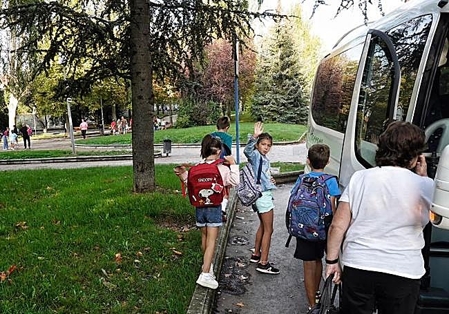 Varios pequeños llegan en bus a la ikastola Adurtza de Vitoria.
