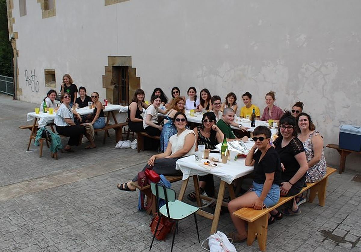 Ahalduntze Bertso Eskola Feministan parte hartu nahi duzu?