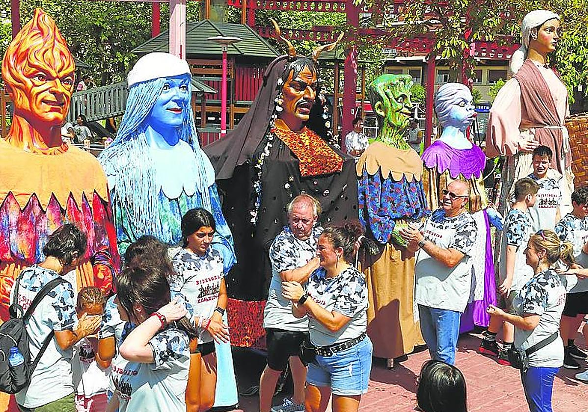 Cita para recordar. Los hubo tradicionales y también con toque de modernidad, así fueron los gigantes que se congregaron en Miranda el día en el que la comparsa de Logroño se hermanó con la mirandesa.