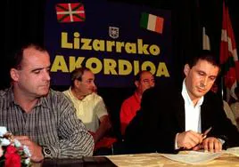 Egibar y Otegi, en la firma del Pacto de Lizarra en 1998.