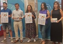 Representantes municipales posan en la presentación de los nuevos cursos que ofrecerá Andragunea entre los meses de octubre y mayo.