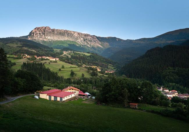 Vista de macizo de Itxina desde uno de los barrios de la localidad.