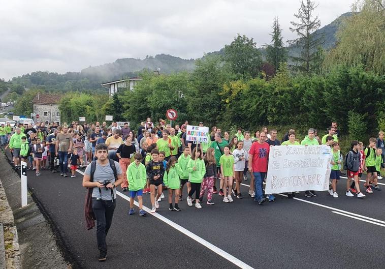 Familias de Okondo y Ayala se han manifestado este martes en señal de protesta.