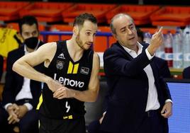 Vidorreta da instrucciones al base Marcelinho Huertas en un partido con el Tenerife.