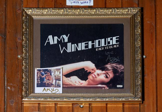 Recuerdos de Amy cuelgan de la paredes de The Good Mixer.
