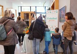 Puesto de uan emprendedora de la comarca en el primer mercado de 'Urdaibai Gurie'.