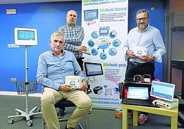 David Astruga, sentado, posa junto a los otros dos fundadores de Biodata Devices: Mariano Garzu y Daniel Pelaez.