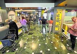 Usuarios en una oficina de Correos.