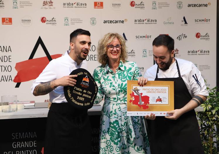 Imagen principal - Los ganadores de la txapela de oro Juan García e Iván Fernández junto a Cristina González, segunda teniente Diputada General de Álava. En las otras dos imágenes, el pintxo 'Fondo de Mar'. 