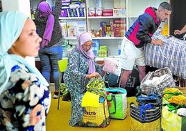 Recogida de alimentos y otros productos en Bilbao para ayudar a las personas afectadas por el terremoto en Marruecos.