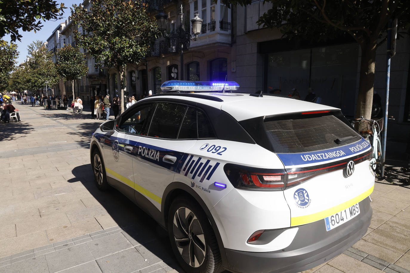 Una patrulla de la Policía Local circula por Vitoria.