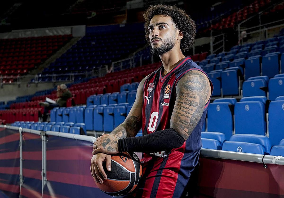 Howard mira las gradas vacías del Buesa durante el 'media day'.