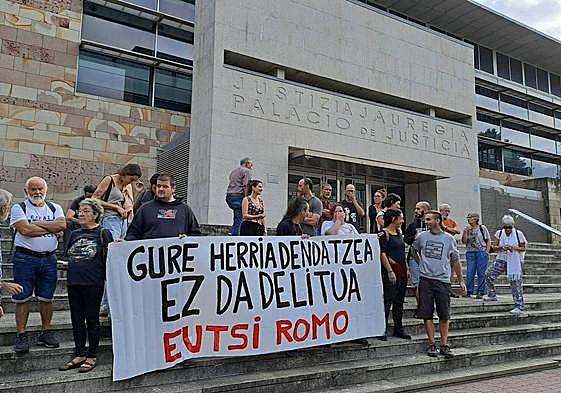 Un grupo de vecinos, junto a varios representantes políticos, se han concentrado esta mañana en los Juzgados de Getxo.