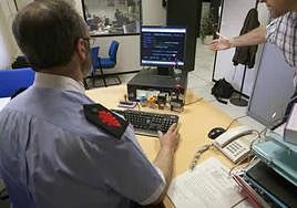 Un ertzaina, en la comisaría.