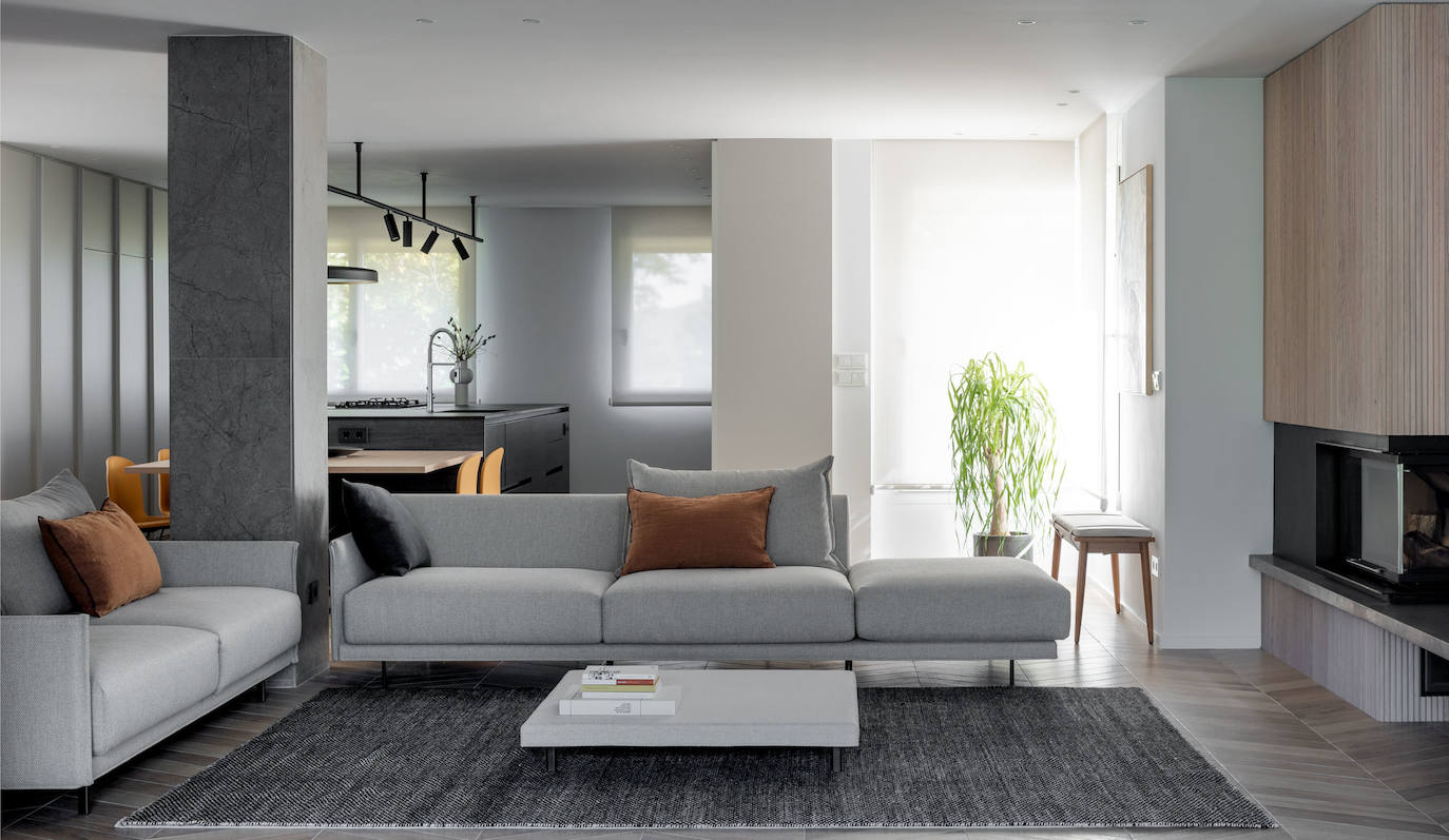 El estudio de arquitectos ha dado mucha importancia a la luz y para ello ha hecho espacios diáfanos. La cocina, por ejemplo, no está cerrada.