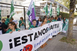 El Sindicato de Enfermería de Euskadi ha convocado hoy un acto de protesta frente a los Servicios Centrales de Osakidetza.