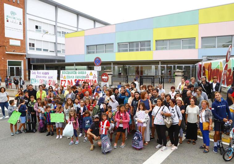 Concentración en la escuela de Rivabellosa este jueves.