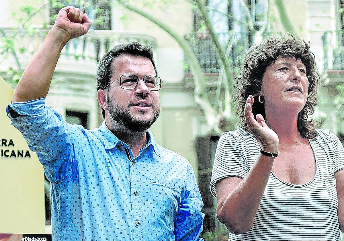 El presidente catalán y dirigente de ERC, Pere Aragonès, con la diputada republicana Teresa Jordà, en la Diada del lunes.