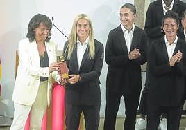 Las jugadoras del Barcelona, con Alexia Putellas al frente, recibieron ayer la Medalla de Honor del Parlamento catalán.