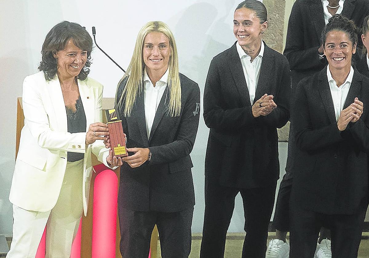 Las jugadoras del Barcelona, con Alexia Putellas al frente, recibieron ayer la Medalla de Honor del Parlamento catalán.