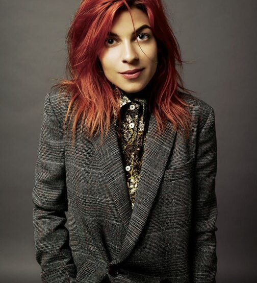 Imagen principal - Natalia Tena en una imagen promocional y dando vida a Nymphadora, en la Saga Harry Potter; y a Osha, en Juegos de Tronos. 