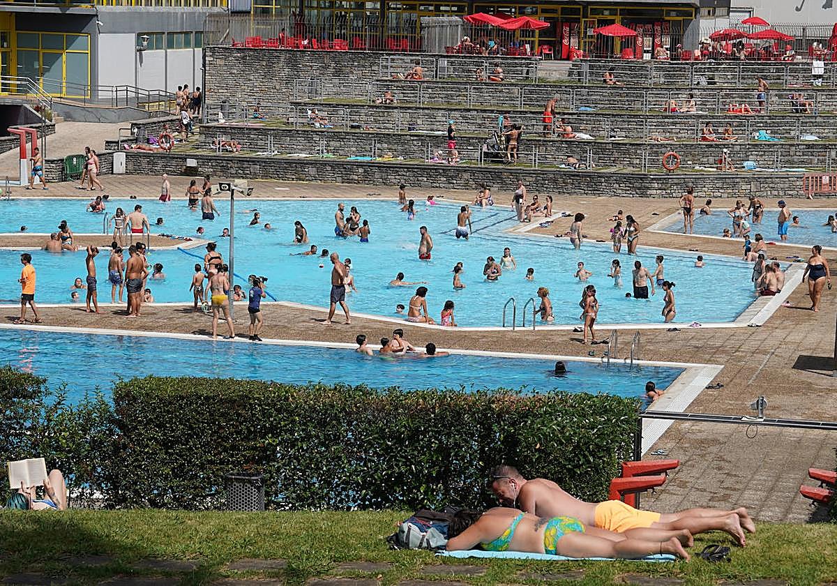 Piscinas municipal de Txurdinaga en un día de altas temperatura