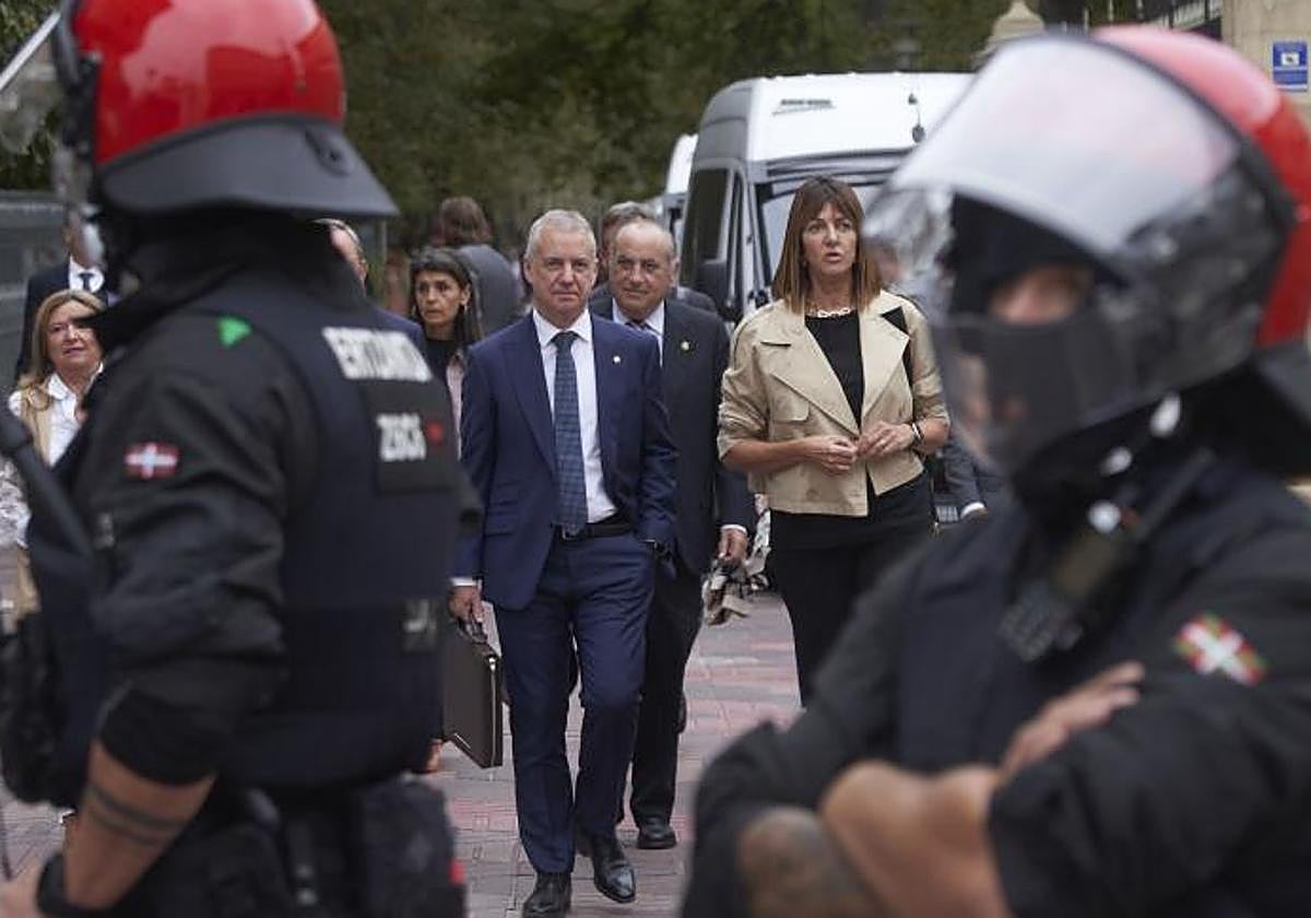 El lehendakari Urkullu, acompañado por Idoia Mendia, a su llegada al Parlamento vasco este jueves.