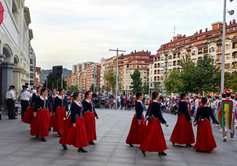 Dantza ikusgarriak bertatik bertara disfrutatzeko.