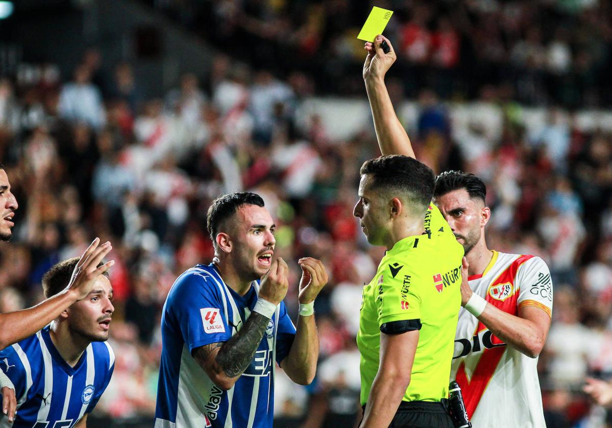 Implacable. García Verdura muestra a Sola la amarilla por el polémico penalti, que el colegiado vio claro y el VAR no corrigió.