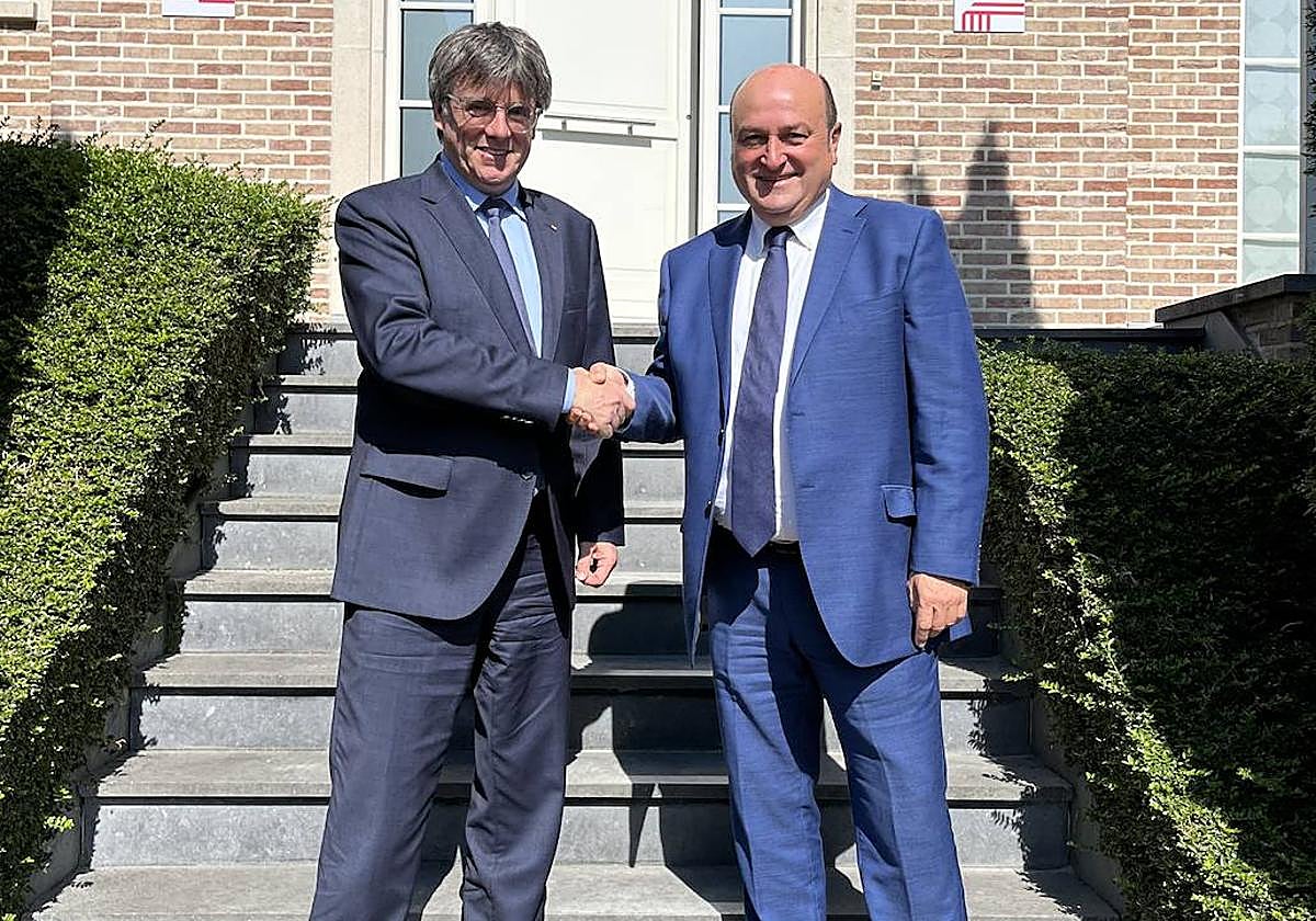 Ortuzar visita a Puigdemont para exhibir su unión y facilitar la investidura de Sánchez