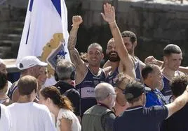 El remero vizcaíno Iñaki Goikoetxea 'Tabero', con el brazo derecho en alto, celebra el pasado domingo el triunfo de Urdaibai en La Concha.