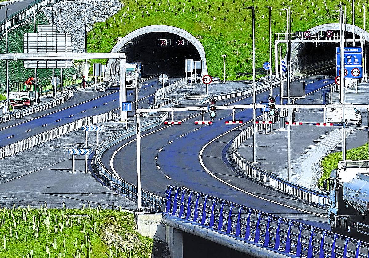 Un camión se prepara para acceder a la ampliación de la Supersur, que se inauguró el 5 de abril tras una inversión de 220 millones.