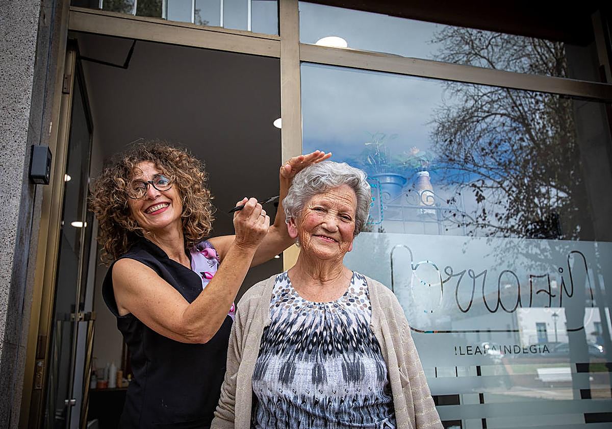 Imagen principal - Belén con la peluquera, Margari Basterretxea. Jon e Ignacio charlan con la farmacéutica, Marta Uribe. El perro del vecino interrumpe a Ander en la observación de aves.