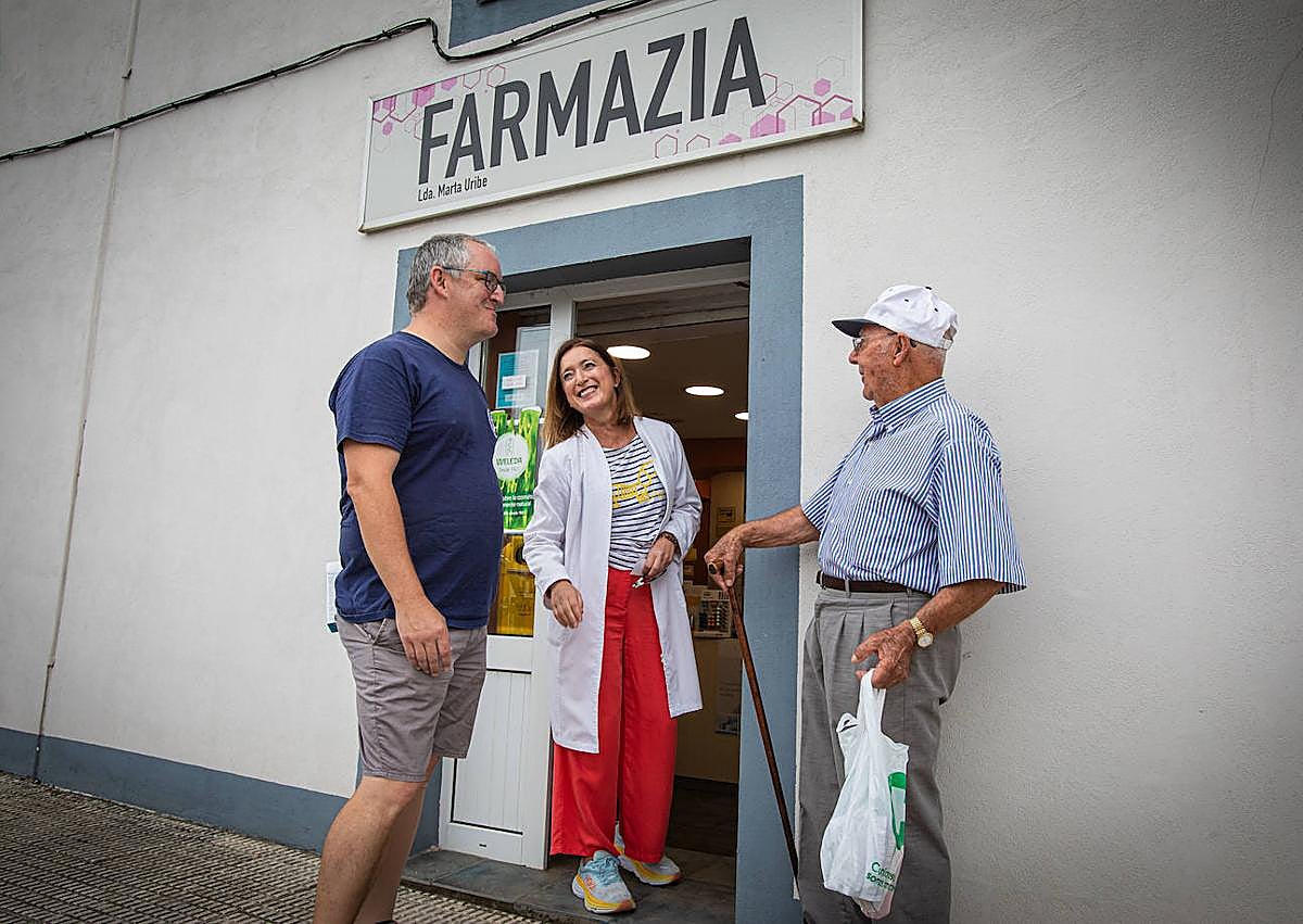 Imagen secundaria 1 - Belén con la peluquera, Margari Basterretxea. Jon e Ignacio charlan con la farmacéutica, Marta Uribe. El perro del vecino interrumpe a Ander en la observación de aves.