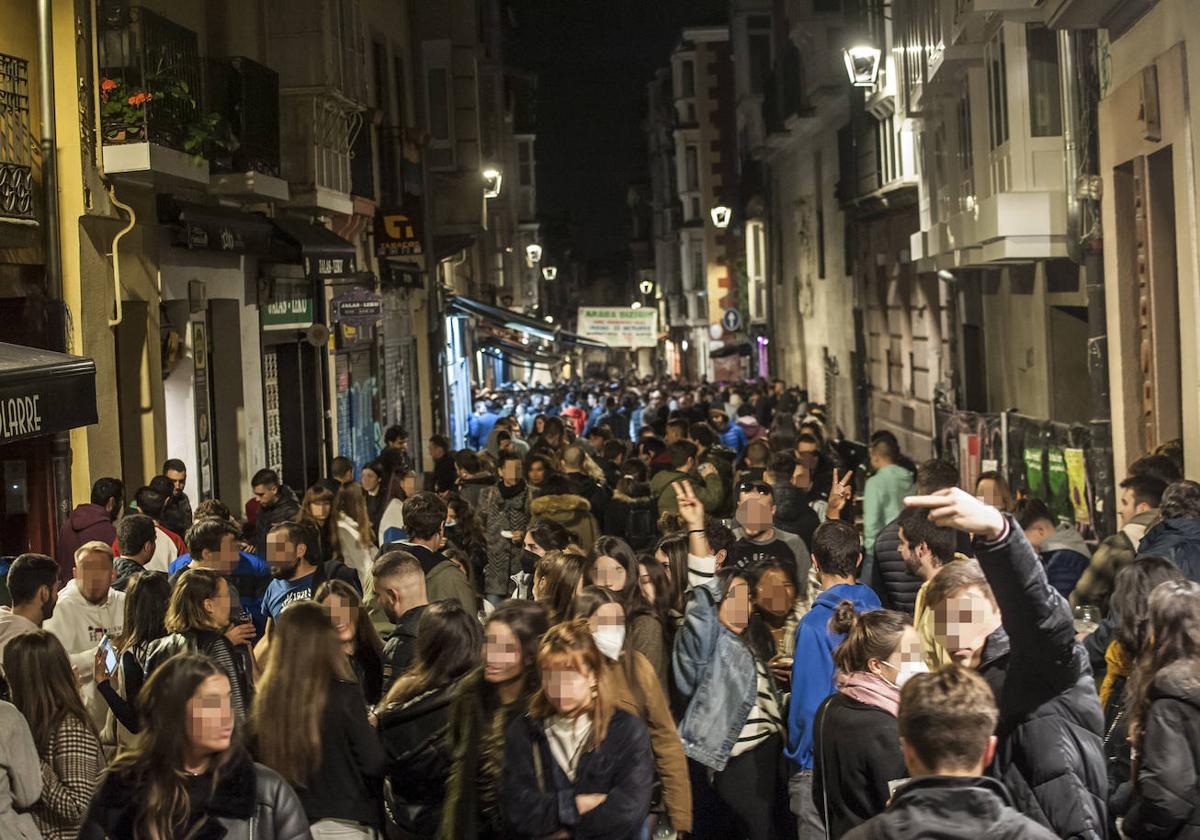 La calle Cuchillería congrega a decenas de jóvenes cada fin de semana.