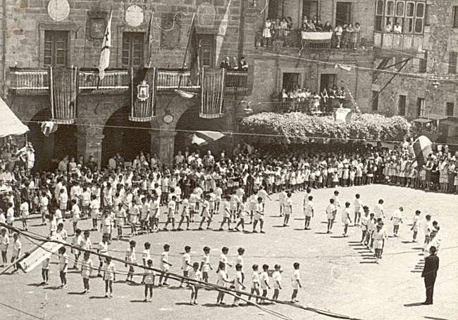 Landaburuk argazkia hau atera zien haur horiei plaza batean jolasean ari zirenean.