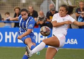 Sara Carrillo, que abrió el marcador en la segunda mitad, intenta superar a una rival con un disparo.