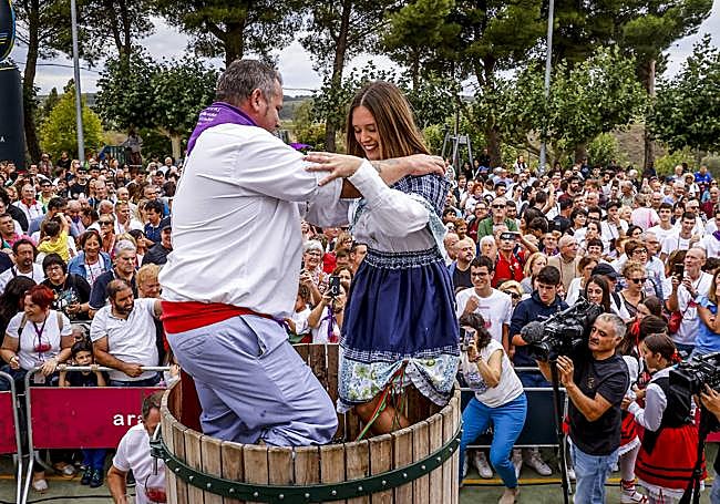 Kepa y Silvia pisan las primeras uvas en la fiesta en Navaridas.