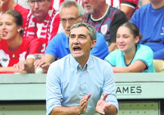 Ernesto Valverde anima a sus jugadores durante el partido.