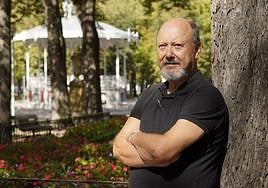 El escitor y ex síndico de Vitoria, Javier Otaola, que presenta la tercera novela de la ertzaina Felicidad Olaizola.