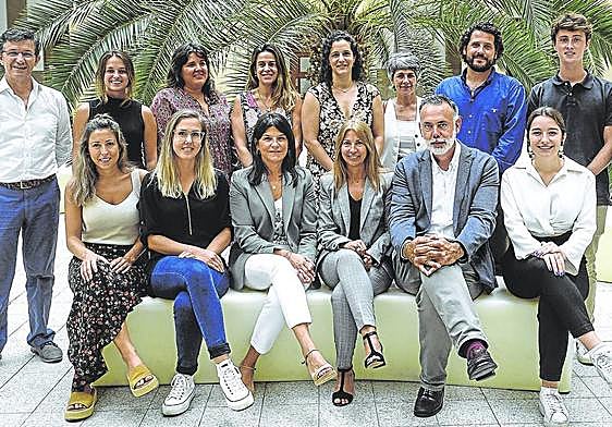 Los promotores de los proyectos seleccionados en la octava edición de B-Venture, junto a algunos de los expertos que impartirán el curso previo a la celebración del evento los días 17 y 18 de octubre.