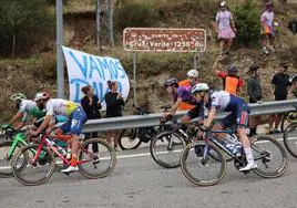 La petición de ayuda en redes sociales que llega a la retransmisión en directo de la Vuelta