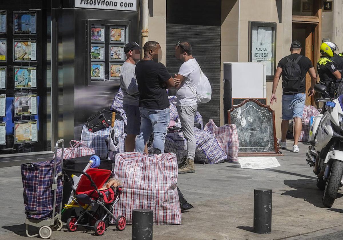 La pasada semana varias familias fueron desahuciadas de un inmueble de la calle Prado.