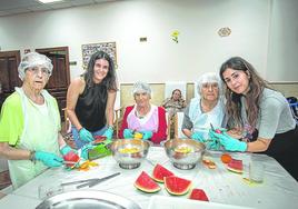 Actividad. Varias usuarias y trabajadoras preparan brochetas de frutas en la residencia.