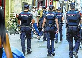 Ertzainas patrullan a pie por el centro de Vitoria.