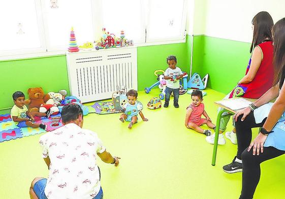 En el aula de los más pequeños no hay mobiliario adecuado a su edad.