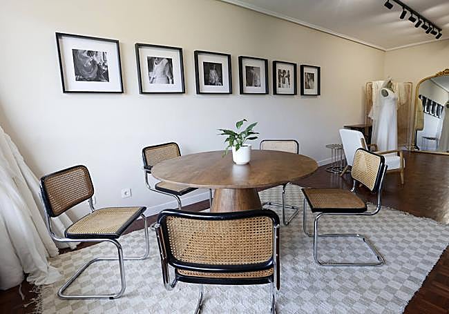 La parte más pública del nuevo espacio es el salón, donde recibe a las novias y hace las pruebas que sean necesarias. Su decoración es sencilla, pero muy cálida.