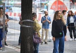 Una vecina se ata a uno de los olmos que talarán durante esta mañana.